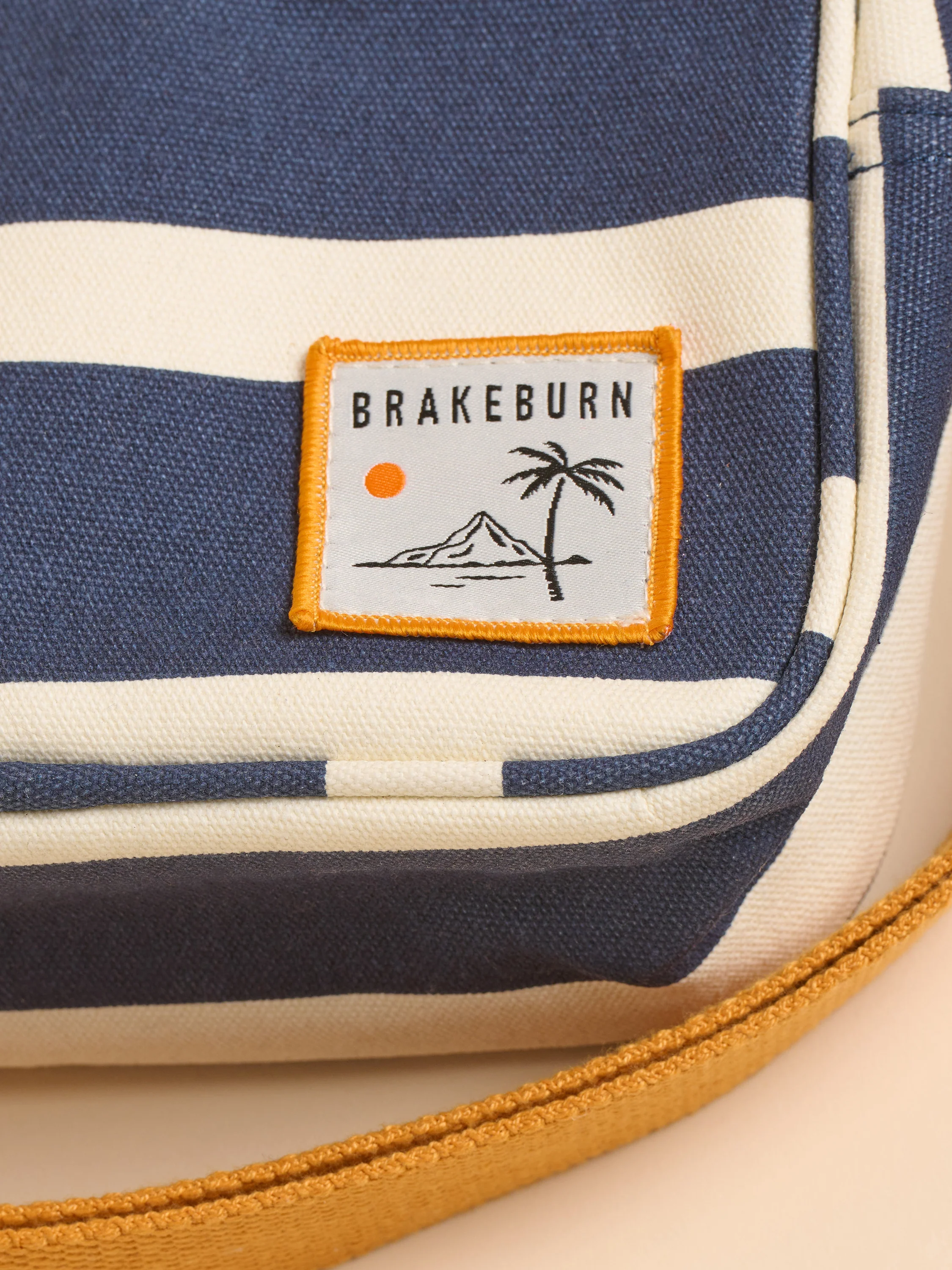 Harbour Medium Cross Body Bag - Image 4